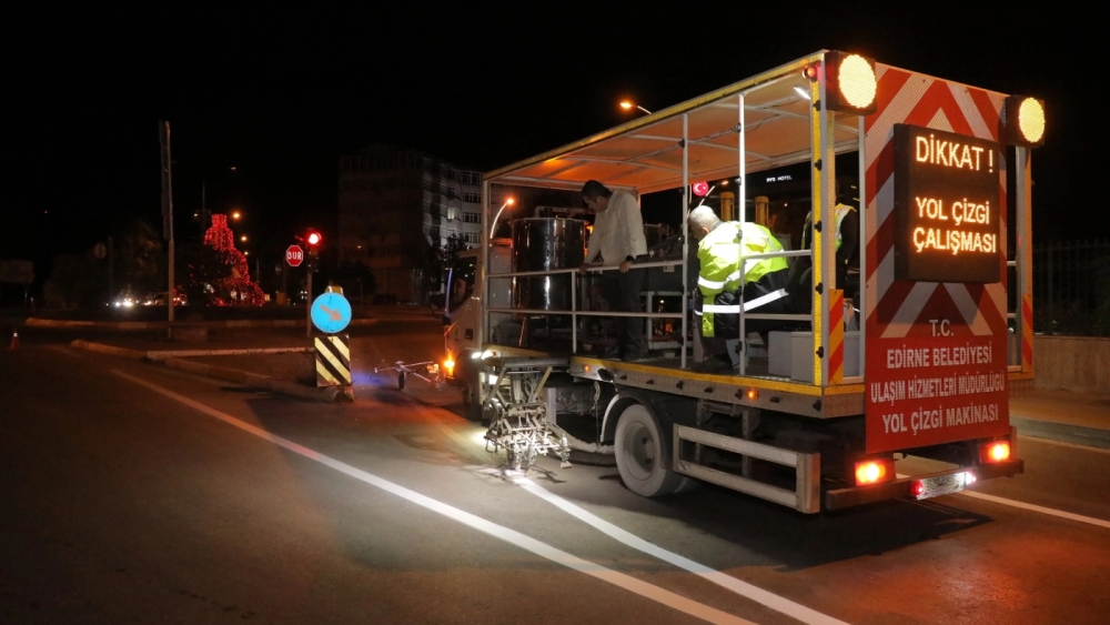 TRAFİK GÜVENLİĞİ İÇİN YOL ÇİZGİ ÇALIŞMALARI SÜRÜYOR